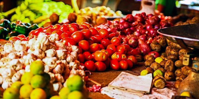 Auf dem Gemüsemarkt in Uganda - Essen und Trinken