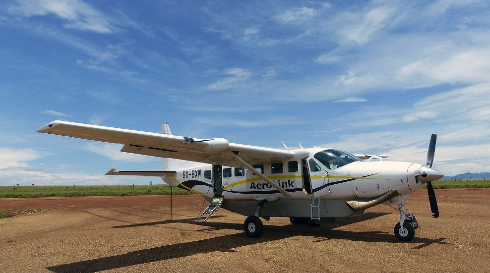 Flugzeug auf Landebahn in Uganda